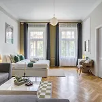 Jokai Hideaway شقة