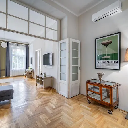 아파트 Jokai Hideaway